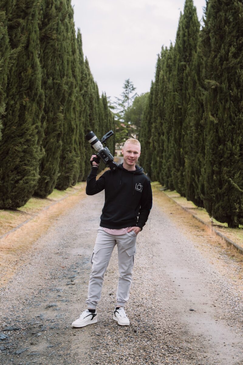 Thomas filmt in een cipressenlaan in Toscane